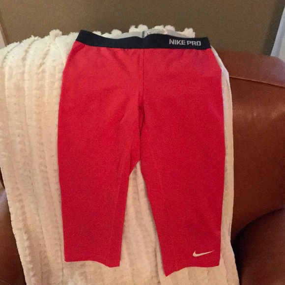 Women’s Nike Pro Pink Workout Capri - Size SM - Picture 1 of 3
